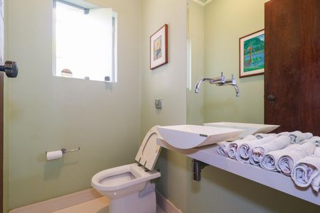 Casa à venda com 323m², 4 quartos e 4 vagas Casa à venda com 323m², 4 quartos e 4 vagasLavabo