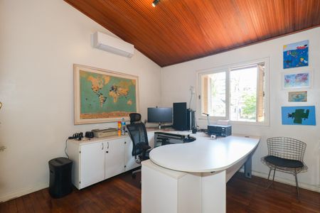 Casa à venda com 323m², 4 quartos e 4 vagas Casa à venda com 323m², 4 quartos e 4 vagasQuarto 3