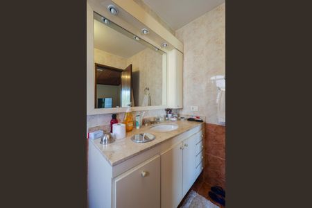 Casa à venda com 323m², 4 quartos e 4 vagas Casa à venda com 323m², 4 quartos e 4 vagasBanheiro da Suíte 1