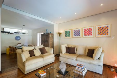 Casa à venda com 323m², 4 quartos e 4 vagas Casa à venda com 323m², 4 quartos e 4 vagasSala