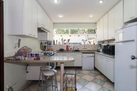 Casa à venda com 323m², 4 quartos e 4 vagas Casa à venda com 323m², 4 quartos e 4 vagasCozinha