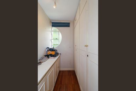 Casa à venda com 323m², 4 quartos e 4 vagas Casa à venda com 323m², 4 quartos e 4 vagasCloset da Suíte 2