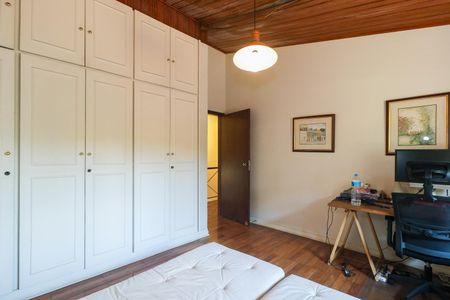 Casa à venda com 323m², 4 quartos e 4 vagas Casa à venda com 323m², 4 quartos e 4 vagasQuarto 4