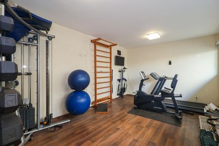 Casa à venda com 323m², 4 quartos e 4 vagas Casa à venda com 323m², 4 quartos e 4 vagasAcademia