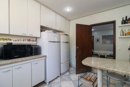 Casa à venda com 323m², 4 quartos e 4 vagas Casa à venda com 323m², 4 quartos e 4 vagasCozinha