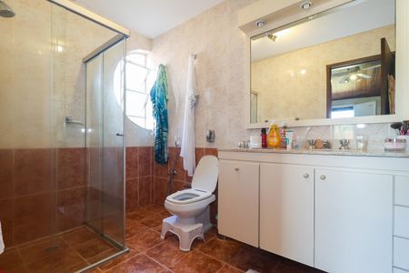 Casa à venda com 323m², 4 quartos e 4 vagas Casa à venda com 323m², 4 quartos e 4 vagasBanheiro da Suíte 1