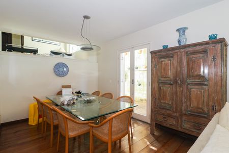 Casa à venda com 323m², 4 quartos e 4 vagas Casa à venda com 323m², 4 quartos e 4 vagasSala