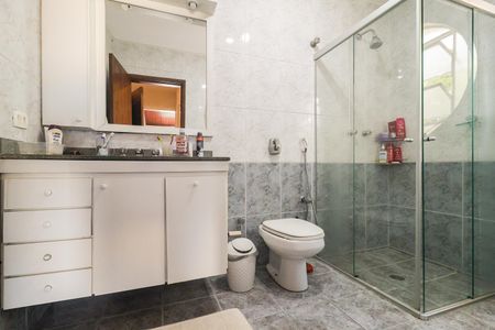 Casa à venda com 323m², 4 quartos e 4 vagas Casa à venda com 323m², 4 quartos e 4 vagasBanheiro da Suíte 2