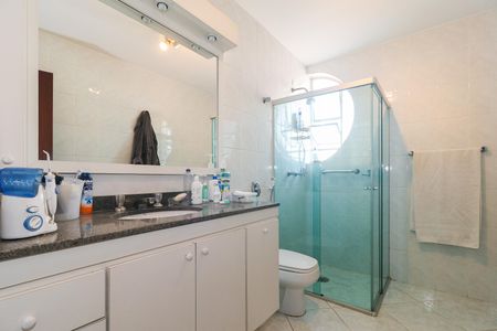 Casa à venda com 323m², 4 quartos e 4 vagas Casa à venda com 323m², 4 quartos e 4 vagasBanheiro