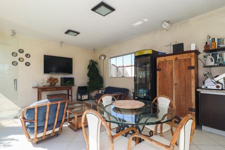 Casa à venda com 323m², 4 quartos e 4 vagas Casa à venda com 323m², 4 quartos e 4 vagasEspaço Gourmet