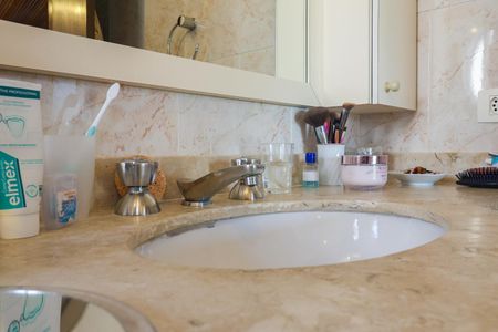 Casa à venda com 323m², 4 quartos e 4 vagas Casa à venda com 323m², 4 quartos e 4 vagasBanheiro da Suíte 1