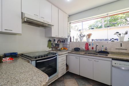 Casa à venda com 323m², 4 quartos e 4 vagas Casa à venda com 323m², 4 quartos e 4 vagasCozinha