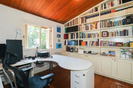 Casa à venda com 323m², 4 quartos e 4 vagas Casa à venda com 323m², 4 quartos e 4 vagasQuarto 3