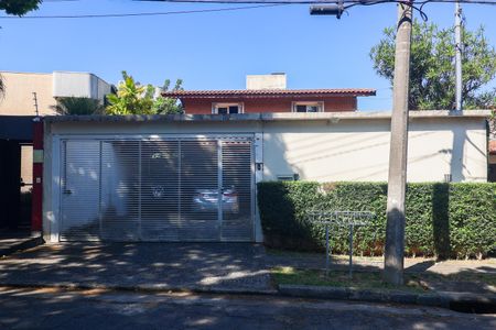 Casa à venda com 323m², 4 quartos e 4 vagas Casa à venda com 323m², 4 quartos e 4 vagasFachada