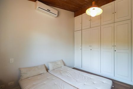 Casa à venda com 323m², 4 quartos e 4 vagas Casa à venda com 323m², 4 quartos e 4 vagasQuarto 4