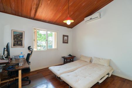 Casa à venda com 323m², 4 quartos e 4 vagas Casa à venda com 323m², 4 quartos e 4 vagasQuarto 4