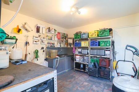 Casa à venda com 323m², 4 quartos e 4 vagas Casa à venda com 323m², 4 quartos e 4 vagasOficina