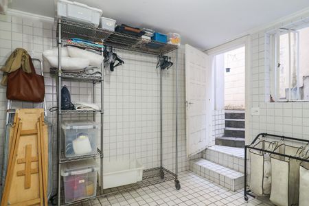 Casa à venda com 323m², 4 quartos e 4 vagas Casa à venda com 323m², 4 quartos e 4 vagasÁrea de Serviço