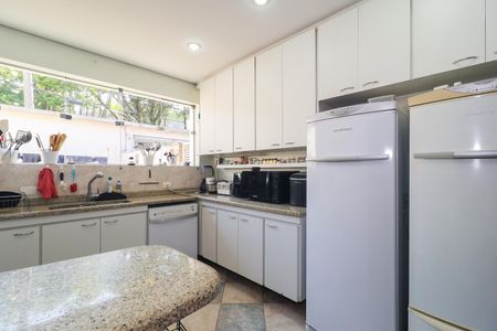 Casa à venda com 323m², 4 quartos e 4 vagas Casa à venda com 323m², 4 quartos e 4 vagasCozinha