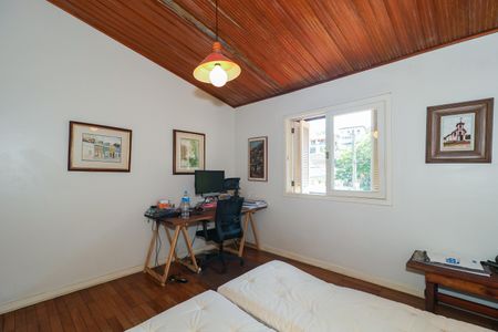 Casa à venda com 323m², 4 quartos e 4 vagas Casa à venda com 323m², 4 quartos e 4 vagasQuarto 4