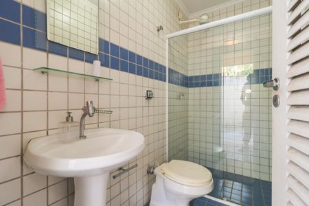 Casa à venda com 323m², 4 quartos e 4 vagas Casa à venda com 323m², 4 quartos e 4 vagasBanheiro externo