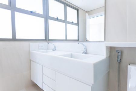 Casa de condomínio para alugar com 450m², 5 quartos e 4 vagasBanheiro da Suíte