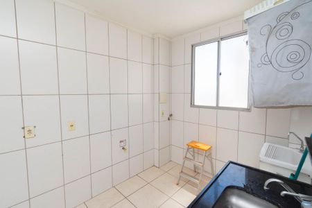 Cozinha e Área de Serviço de apartamento para alugar com 2 quartos, 44m² em Califórnia, Contagem
