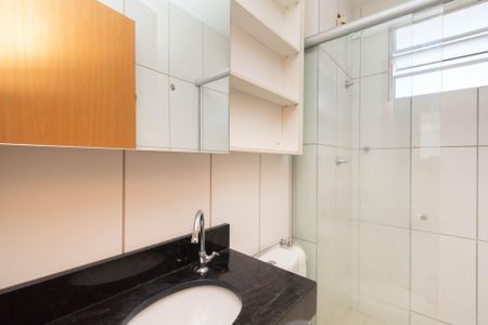 Banheiro de apartamento para alugar com 2 quartos, 44m² em Califórnia, Contagem