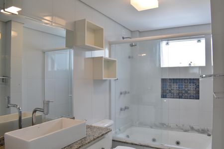 Casa de condomínio para alugar com 179m², 4 quartos e 2 vagasBanheiro da Suíte 2