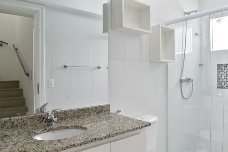 Casa de condomínio para alugar com 179m², 4 quartos e 2 vagasBanheiro Social