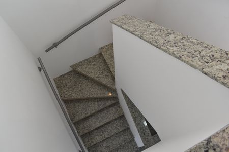 Casa de condomínio para alugar com 179m², 4 quartos e 2 vagasEscadas