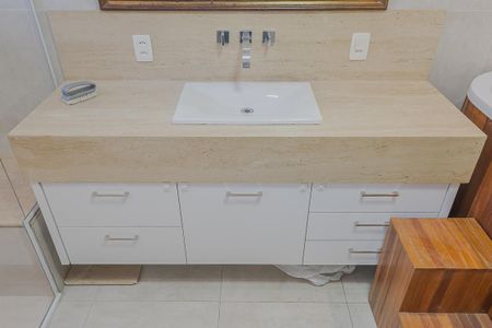 Casa à venda com 446m², 4 quartos e 6 vagasBanheiro da Suíte 2