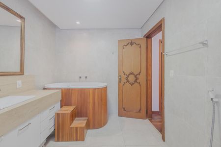 Casa à venda com 446m², 4 quartos e 6 vagasBanheiro da Suíte 2