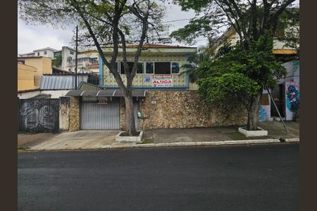 Casa para alugar com 350m², 5 quartos e 6 vagasFachada