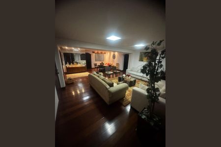 Casa para alugar com 600m², 6 quartos e 4 vagas Casa para alugar com 600m², 6 quartos e 4 vagasSala