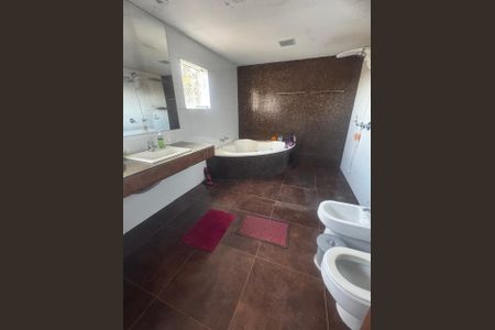 Casa para alugar com 600m², 6 quartos e 4 vagas Casa para alugar com 600m², 6 quartos e 4 vagasBanheiro