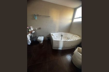 Casa para alugar com 600m², 6 quartos e 4 vagas Casa para alugar com 600m², 6 quartos e 4 vagasBanheiro