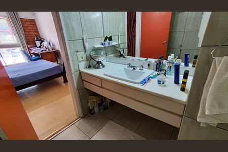 Casa de condomínio à venda com 347m², 4 quartos e 4 vagasBanheiro da Suíte 