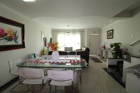 Casa de condomínio à venda com 199m², 3 quartos e 4 vagasSala