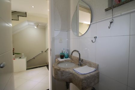 Casa de condomínio à venda com 199m², 3 quartos e 4 vagasLavabo