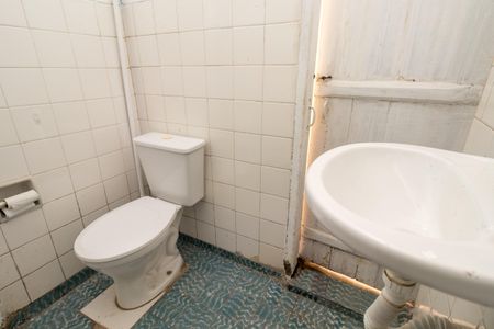 Casa para alugar com 54m², 2 quartos e sem vaga Casa para alugar com 54m², 2 quartos e sem vagaBanheiro Social