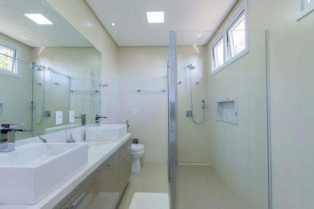 Casa de condomínio para alugar com 448m², 5 quartos e 8 vagas Casa de condomínio para alugar com 448m², 5 quartos e 8 vagasBanheiro da Suíte 4