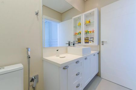 Casa de condomínio para alugar com 448m², 5 quartos e 8 vagas Casa de condomínio para alugar com 448m², 5 quartos e 8 vagasBanheiro da Suíte 1