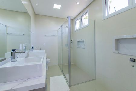 Casa de condomínio para alugar com 448m², 5 quartos e 8 vagas Casa de condomínio para alugar com 448m², 5 quartos e 8 vagasBanheiro da Suíte 2