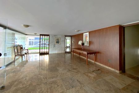 Apartamento à venda com 180m², 4 quartos e 2 vagas Apartamento à venda com 180m², 4 quartos e 2 vagasÁrea comum - Hall