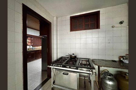 Casa à venda com 850m², 5 quartos e 7 vagasCozinha e Área de Serviço