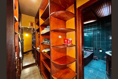 Casa à venda com 850m², 5 quartos e 7 vagasSuíte 2 - Closet