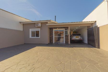 Casa à venda com 210m², 3 quartos e 2 vagas Casa à venda com 210m², 3 quartos e 2 vagasFachada