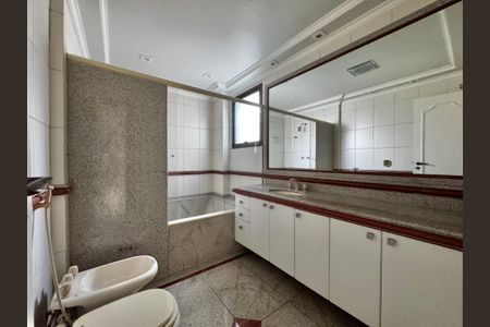 Apartamento à venda com 247m², 4 quartos e 3 vagasSuíte 1 - Banheiro