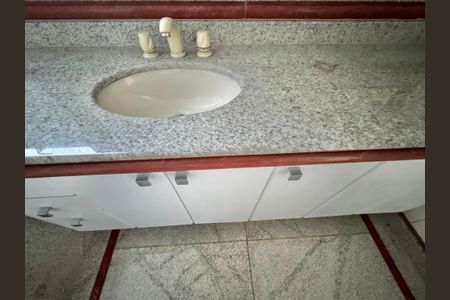 Apartamento à venda com 247m², 4 quartos e 3 vagasSuíte 1 - Banheiro